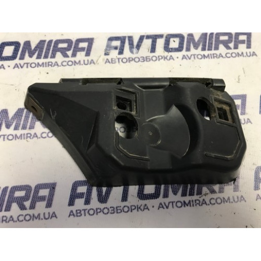 Кронштейн переднего бампера левый Volvo V50 30655874